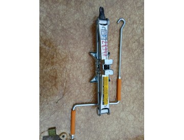 Домкрат Toy/ Altezza,Corolla, Corolla Fielder,Corolla Allex,Runx,Corolla Spacio/ NZE121,NZE124,ZZE122,GXE10,SXE10,JCE10W/ к.т.№09111-02020